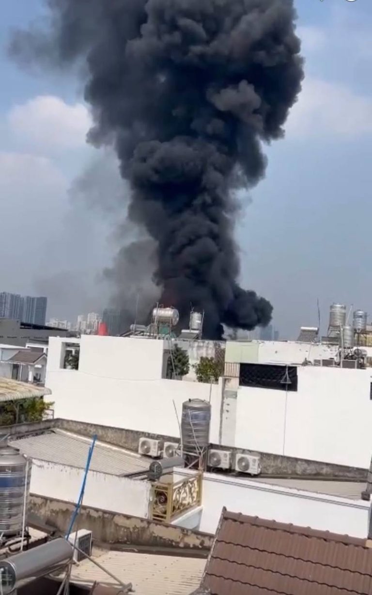 Cháy lớn xe bồn trên đường Huỳnh Tấn Phát, cột khói đen bốc cao hàng chục mét