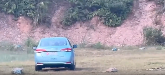 Thấy vợ đi học lái xe kiểu này chắc ‘vất vả’ với thầy giáo lắm