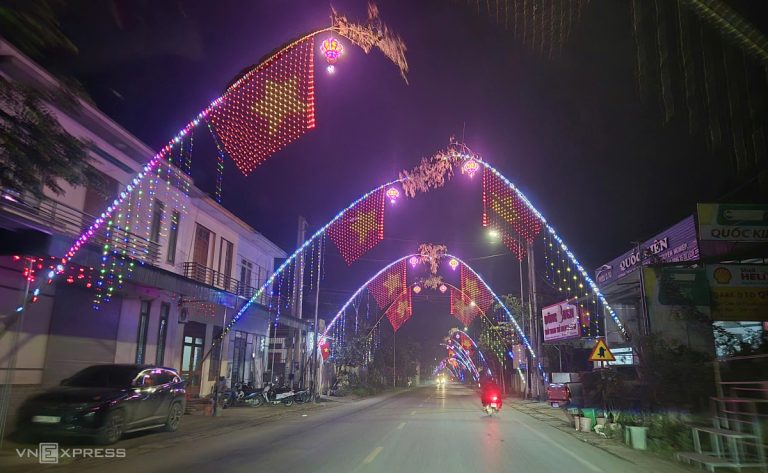 Dân dựng cây nêu, kết đèn nháy trên quốc lộ