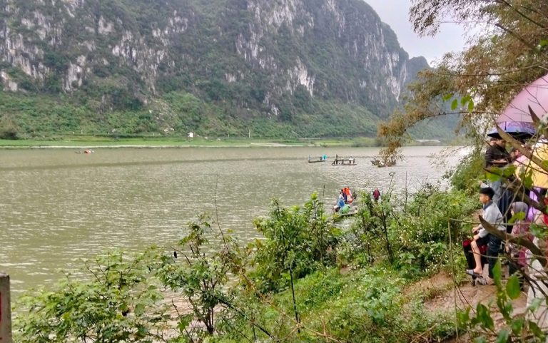 Lật đò đi chúc Tết, 1 người chết, 2 người mất tích