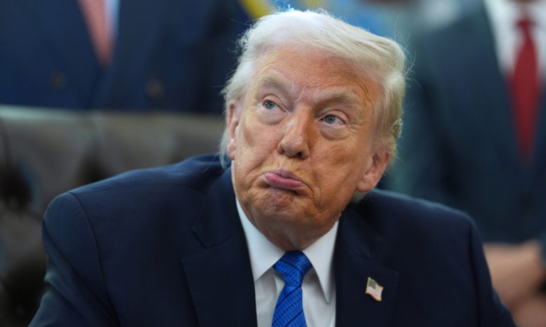 Ông Trump hứng chỉ trích vì video chế xúc phạm vợ chồng Obama