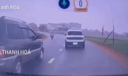 Vượt ẩu ôtô mất lái lao xuống ruộng