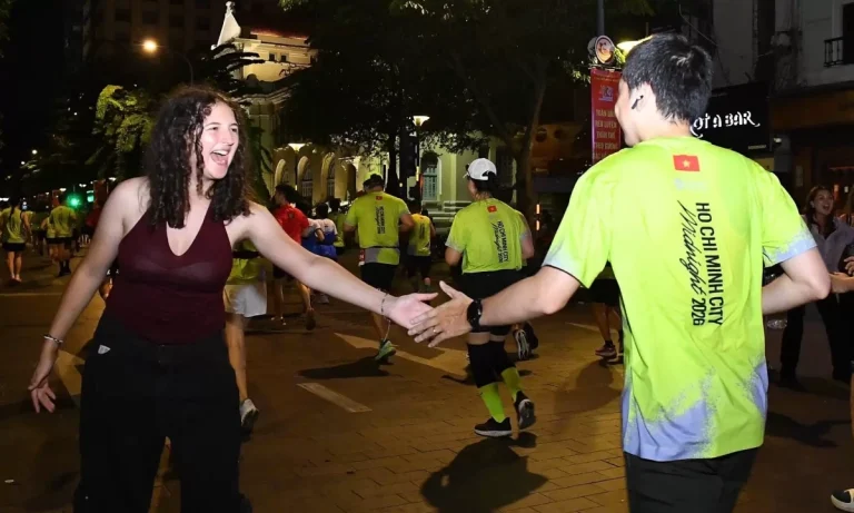 Du khách ‘tiếp lửa’ Giải chạy đêm TP HCM