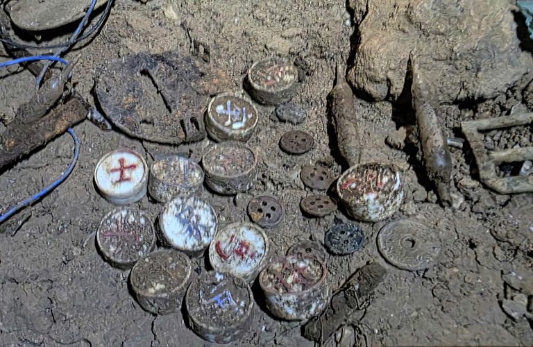 Tìm thấy hài cốt liệt sĩ cùng bộ cờ tướng trong hang đá