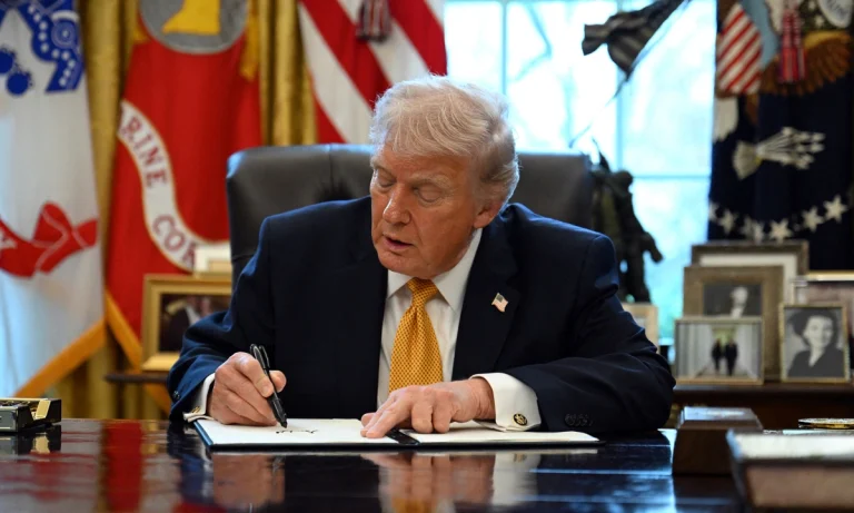 Ông Trump tạm gỡ ‘luật hàng hải trăm năm’ để giảm tác động từ chiến sự Iran