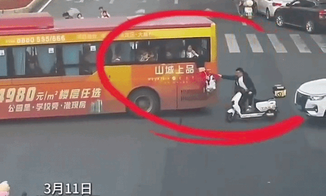 Bé gái rơi ra ngoài cửa sổ xe buýt đang chạy