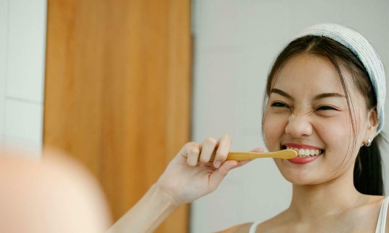 Nên đánh răng trước hay sau khi ăn sáng?