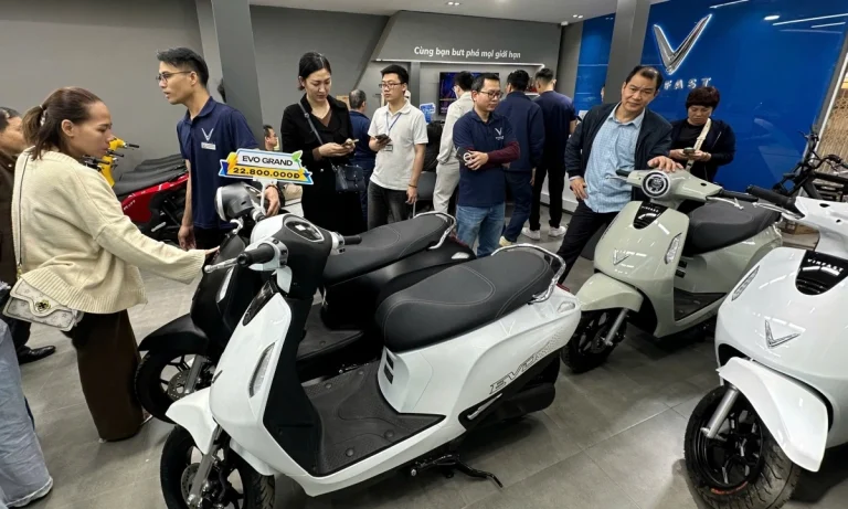 Xe máy điện nào an toàn cho người lớn tuổi?