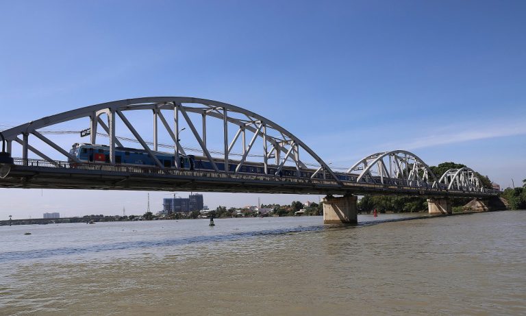 Đường sắt qua cầu Ghềnh thông tuyến sau 5 ngày biến dạng